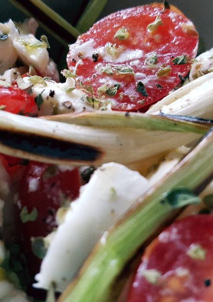 Una foto de Ensalada de ajos tiernos, mozzarella, tomate y albahaca