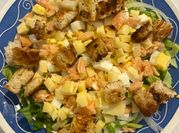 Una foto de ensalada salmon cocido