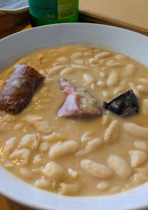 Una foto de Fabada asturiana