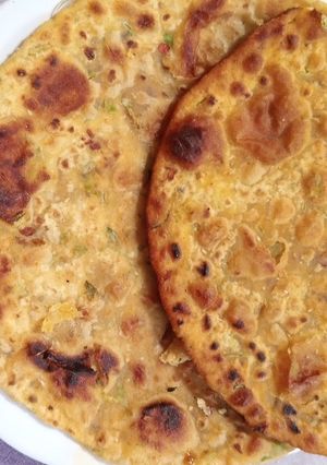 A picture of Besan ke parathay.