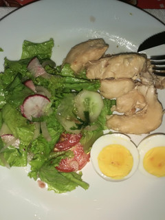 Una foto de Pollo+huevo+ensalada
