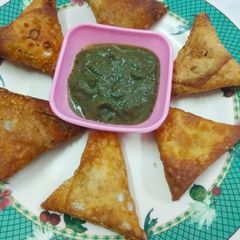 A picture of Chicken samosas.