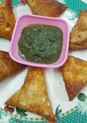 A picture of Chicken samosas.