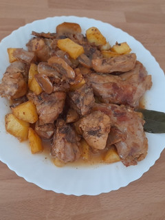 Una foto de Conejo en salsa con patatas