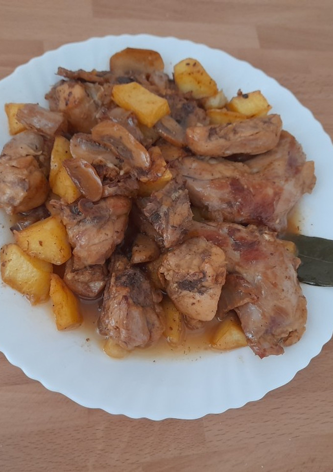 Una foto de Conejo en salsa con patatas