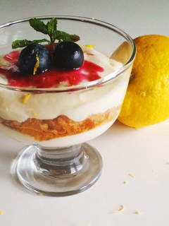 Una foto de Crema de limón y galleta