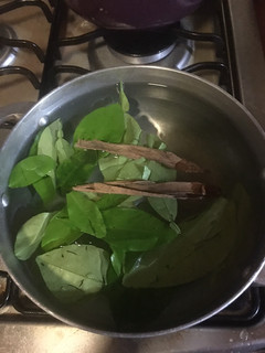 Una foto de Delicioso té(Aburrida de la manzanilla para calmar tus cólicos, este te te hará sentir bien 😊