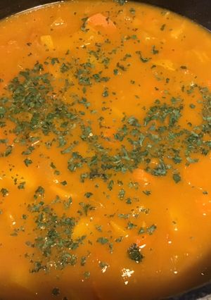 Une photo de Soupe de pommes de terre navets tomates et carottes au citron confit