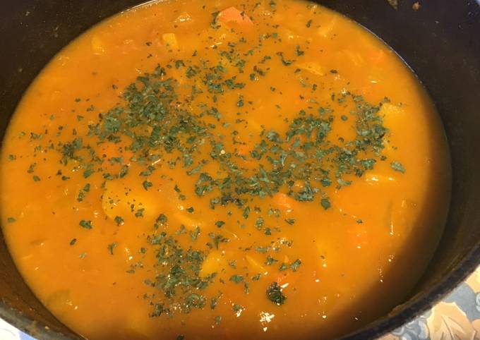 Soupe de pommes de terre navets tomates et carottes au citron confit