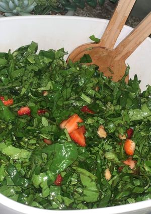 صورة لوصفة سلطة الفراولة بالسبانخ 🍓🌿