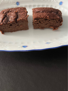 Una foto de Bizcocho de manzana y chocolate puro (BLW)