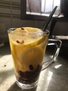 Una foto de Té de limón y cacao