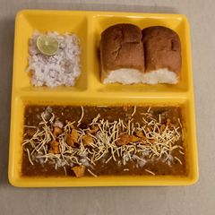 A picture of Misal pav.