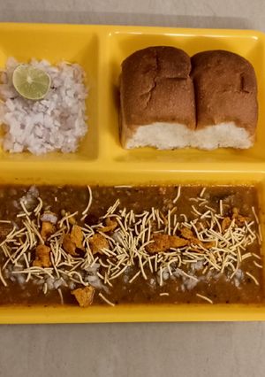 A picture of Misal pav.
