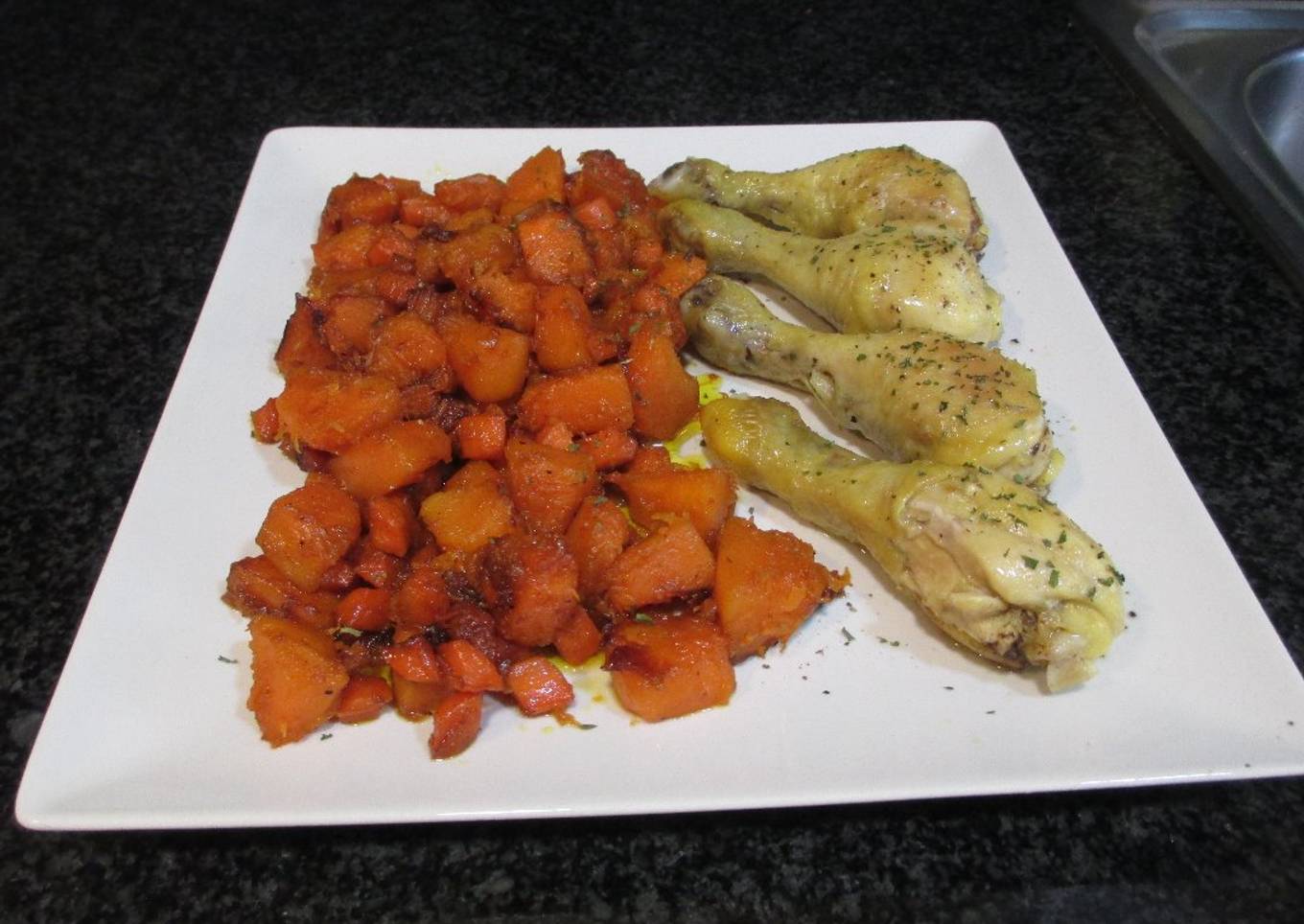 Jamoncitos de pollo con guarnición de calabaza