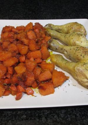 Foto principal de Jamoncitos de pollo con guarnición de calabaza