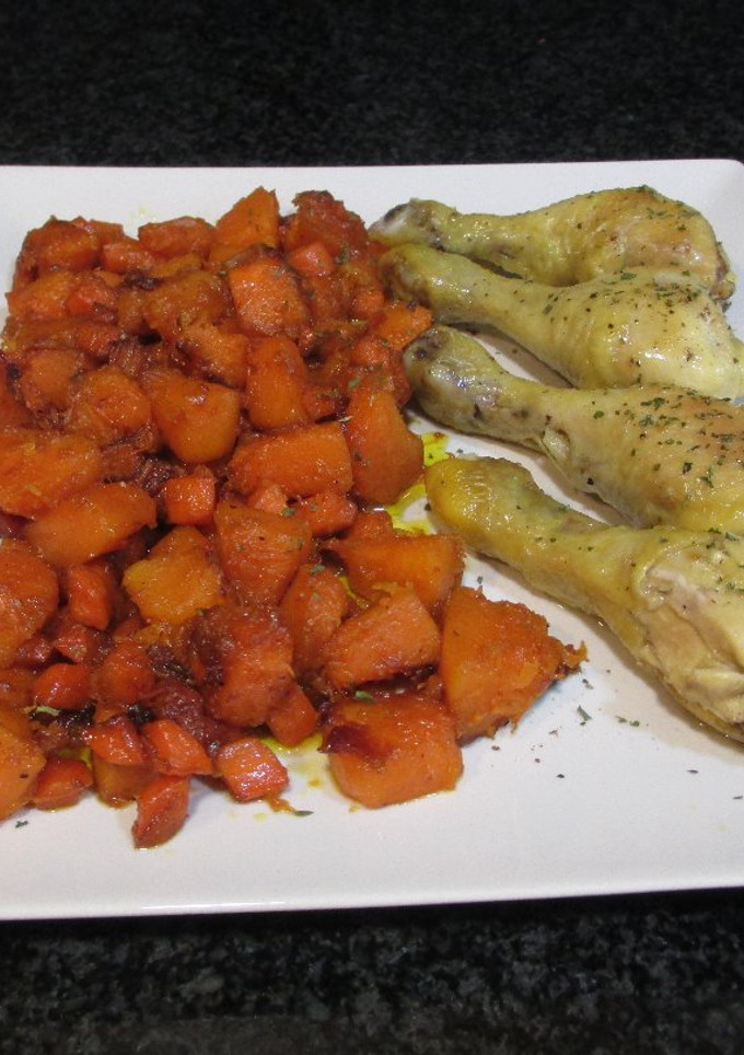 Una foto de Jamoncitos de pollo con guarnición de calabaza