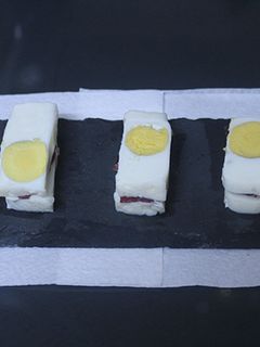 Una foto de Montaditos de huevo y cecina