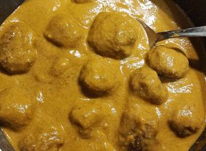 Una foto de Albóndigas en salsa de pimientos