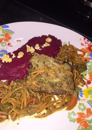 Una foto de Carne al horno en cama de verduras