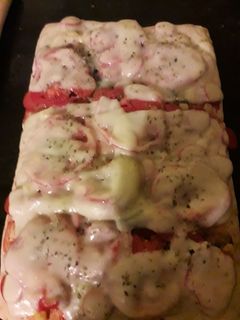 Una foto de Pizza con vienesas