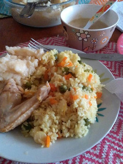 Una foto de Pollo a la olla con arroz a la jardinera y puré