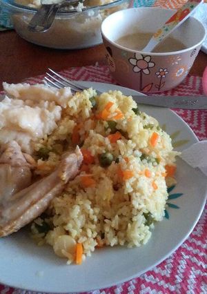 Una foto de Pollo a la olla con arroz a la jardinera y puré