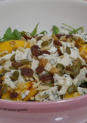 Foto principal de Ensalada templada de rúcula y melocotón