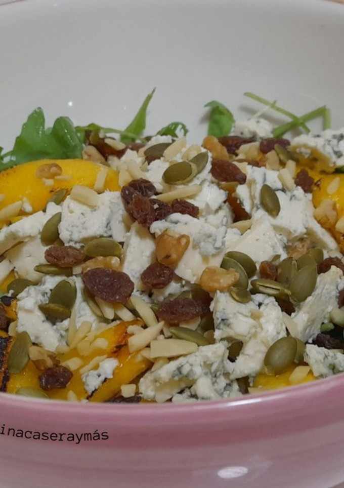 Una foto de Ensalada templada de rúcula y melocotón