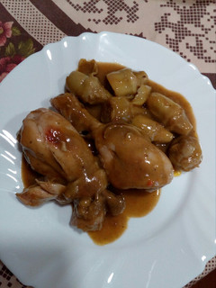 Una foto de Pollo guisado con alcachofas baby