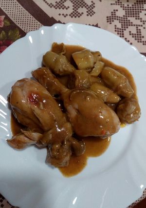 Una foto de Pollo guisado con alcachofas baby
