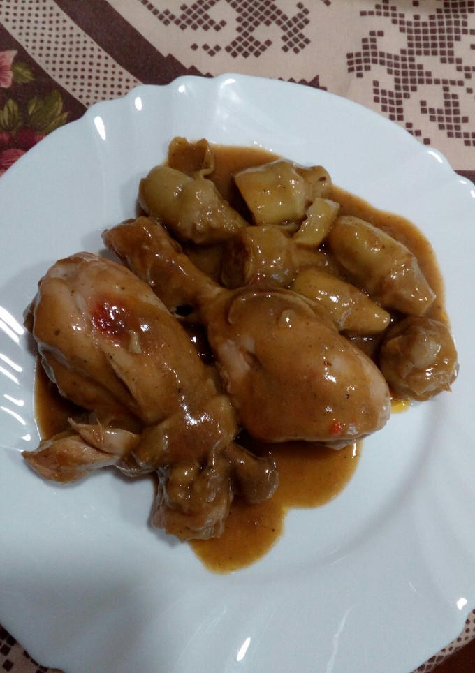 Una foto de Pollo guisado con alcachofas baby