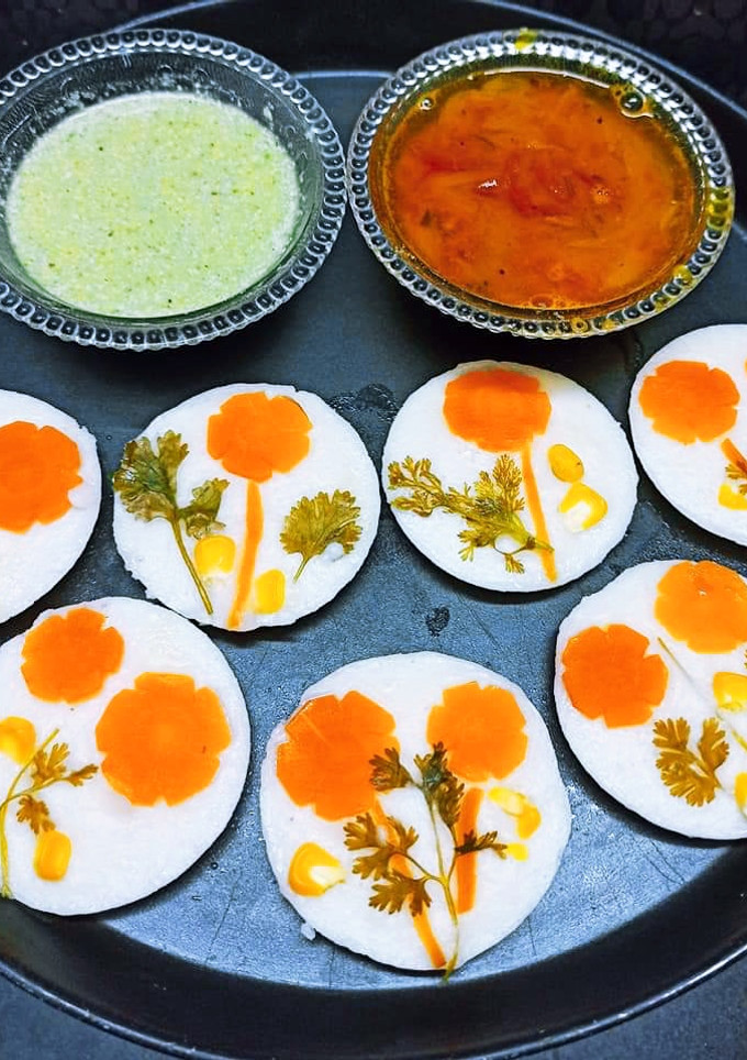 ફૂલો વાળી ઈડલી(idli recipe in gujarati) રેસીપી મુખ્ય ફોટો