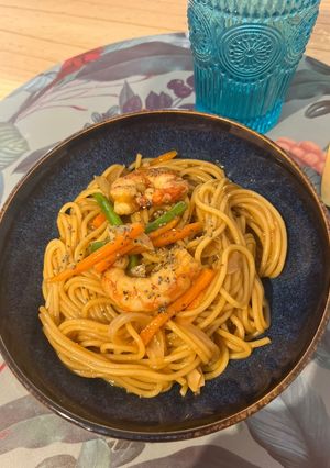 Una foto de Espaguetis orientales con salsa teriyaki