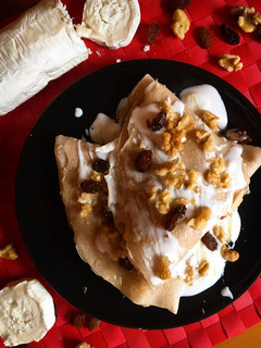 Una foto de Crepes de rulo de cabra, mermelada de cebolla y nueces (sin gluten)