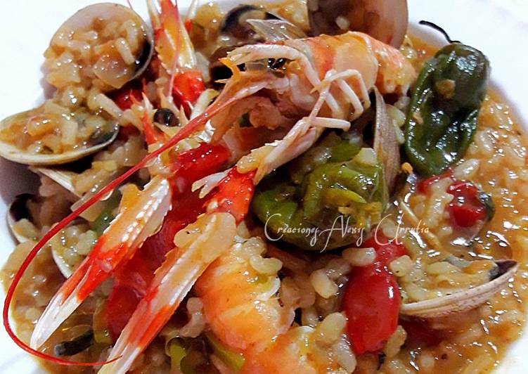 Arroz con jugos de cigalas, almejas y pimientos tipo padrón
