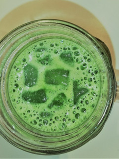 Una foto de Zumo verde con hielo picado
