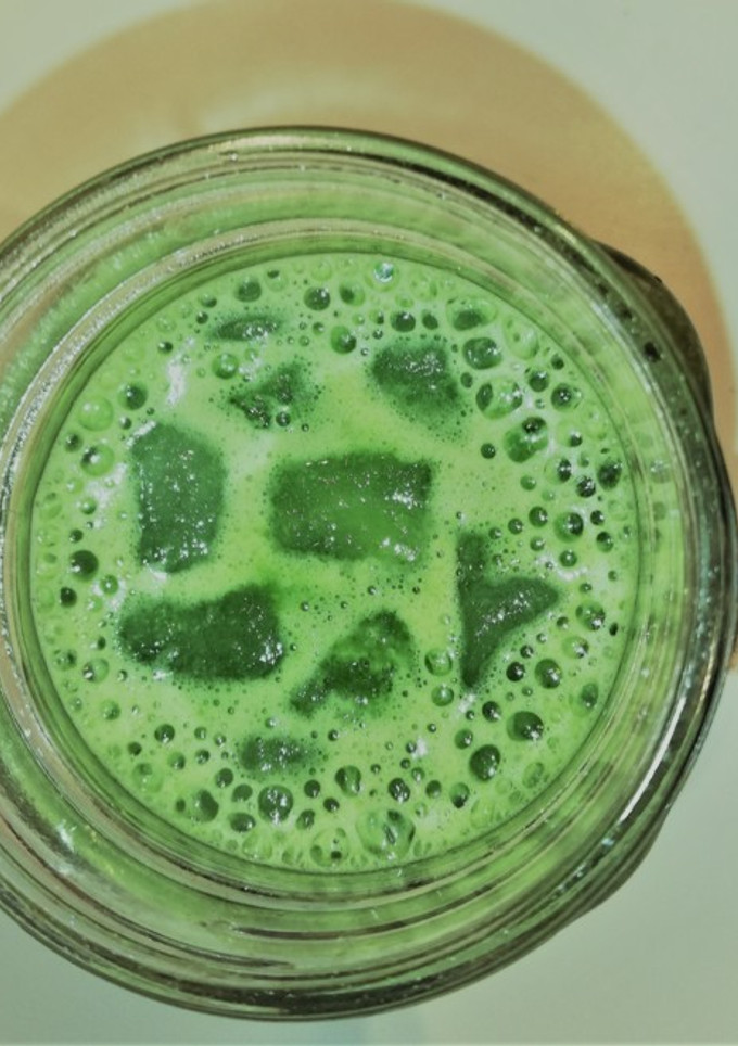 Una foto de Zumo verde con hielo picado