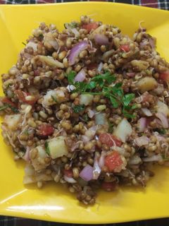 स्प्राउट्स चाट (Sprouts chaat recipe in hindi) रेसिपी मुख्य फोटो