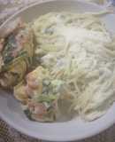 Arrolladitos de pollo y espinaca con Spaghetti