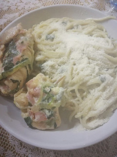 Una foto de Arrolladitos de pollo y espinaca con Spaghetti