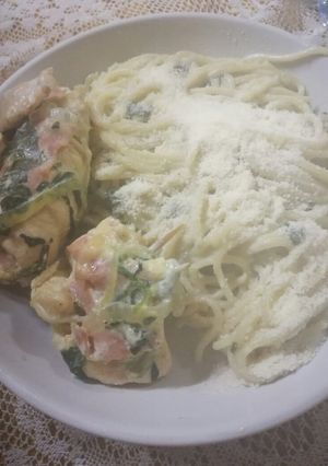 Una foto de Arrolladitos de pollo y espinaca con Spaghetti