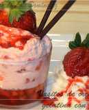 Vasitos de crema y gelatina con fresas