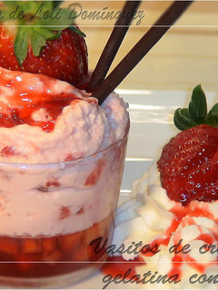 Foto principal de Vasitos de crema y gelatina con fresas