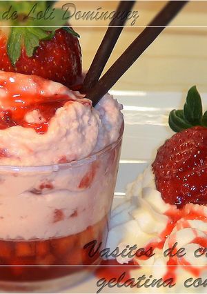 Una foto de Vasitos de crema y gelatina con fresas