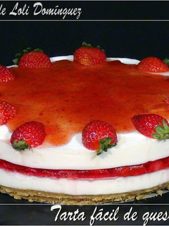 Una foto de Tarta fácil de queso y fresa sin horno