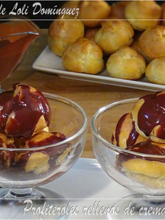 Una foto de Profiteroles rellenos de crema pastelera con salsa de chocolate