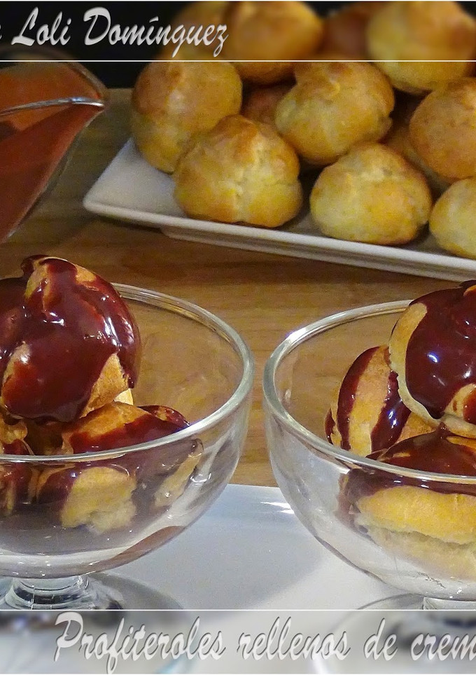 Una foto de Profiteroles rellenos de crema pastelera con salsa de chocolate