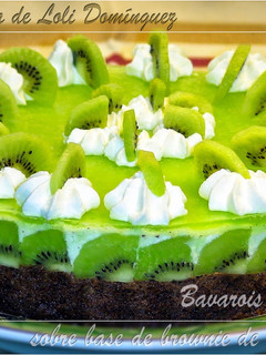 Una foto de Bavarois de kiwi sobre base de brownie de chocolate