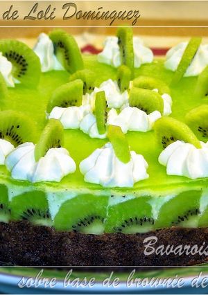 Una foto de Bavarois de kiwi sobre base de brownie de chocolate